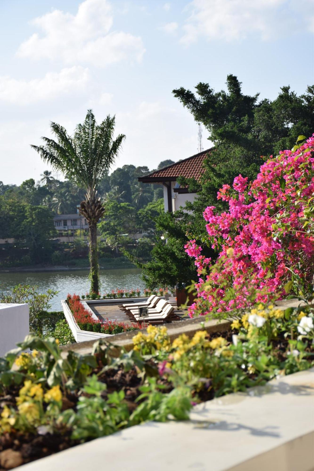 Mahaweli Reach Hotel Kandy Esterno foto