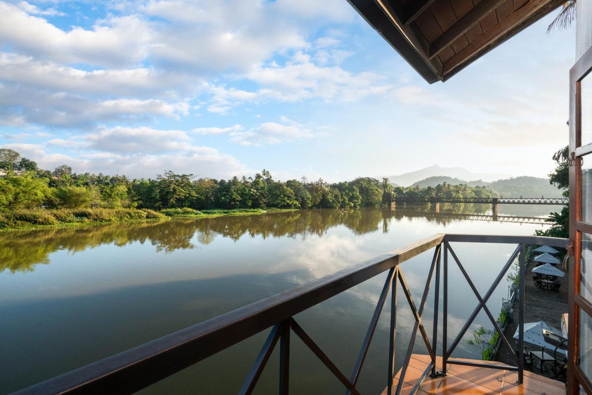 Mahaweli Reach Hotel Kandy Esterno foto