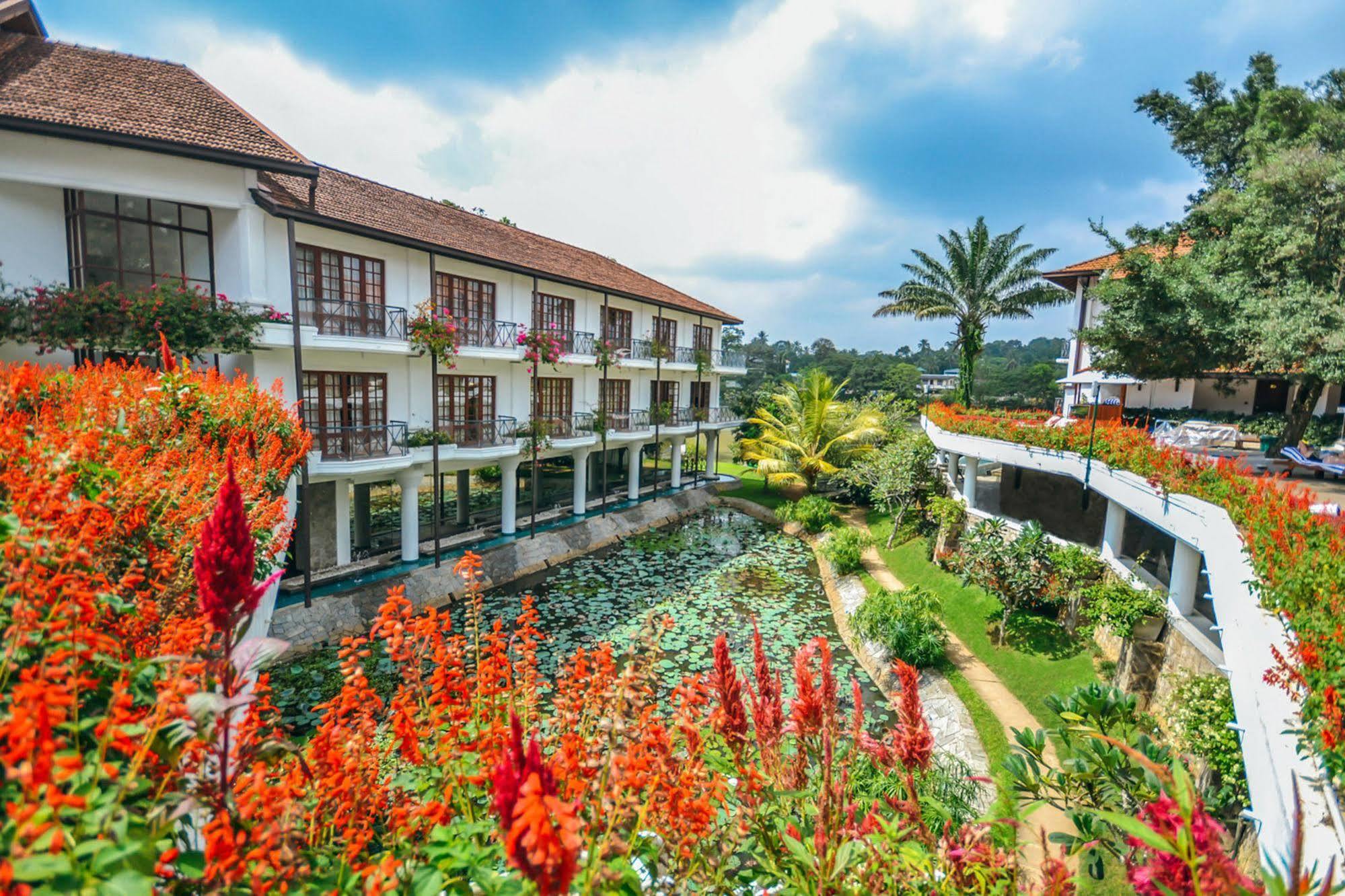 Mahaweli Reach Hotel Kandy Esterno foto